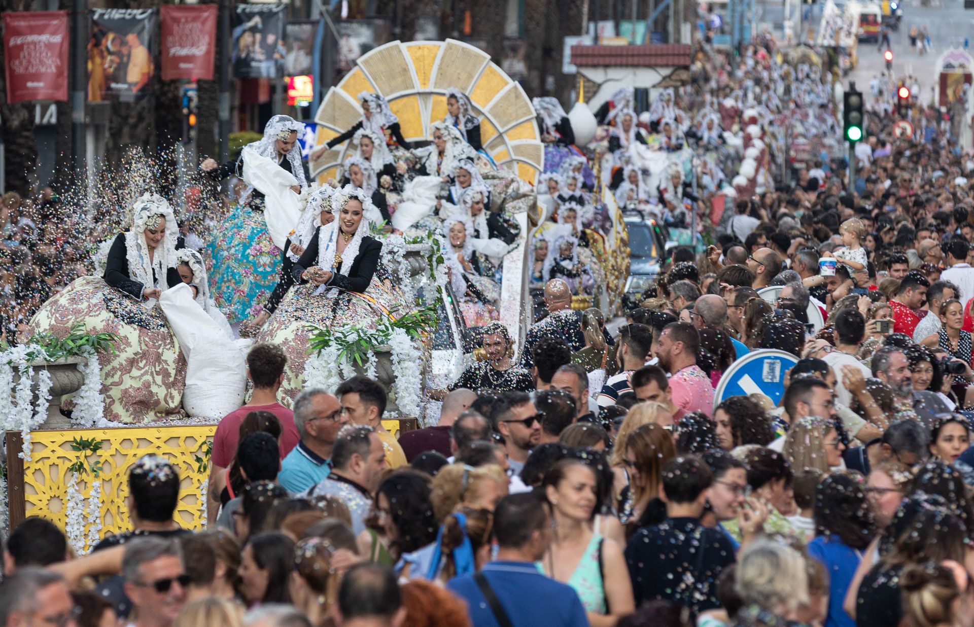 HOGUERAS DE ALICANTE | Un Coso Multicolor de menos a más