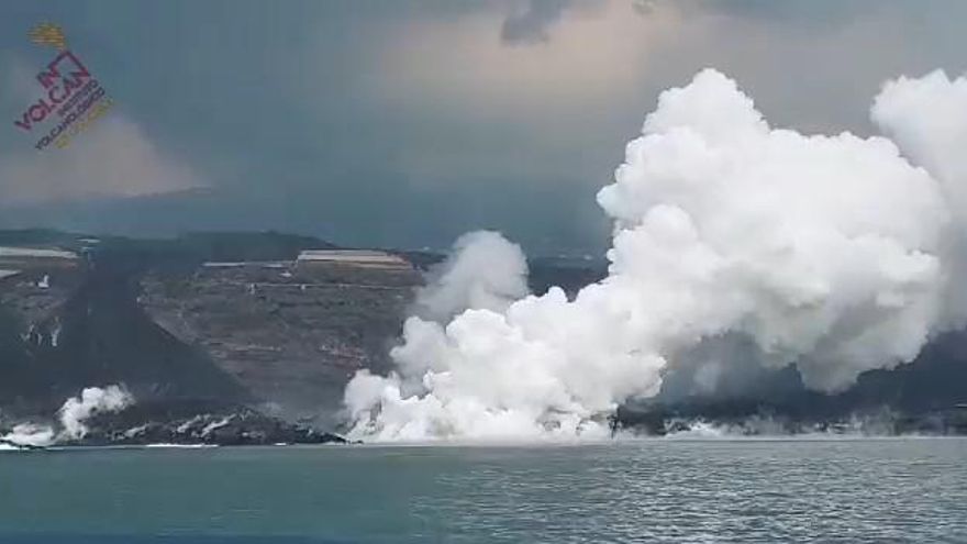 La lava del volcán de La Palma vuelve a entrar en el mar