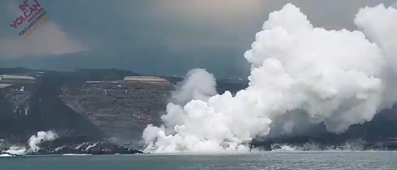 La lava del volcán de La Palma vuelve a entrar en el mar