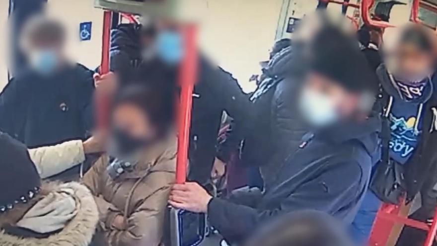 Detenidos dos ladrones que robaban móviles y carteras en el tranvía de Zaragoza
