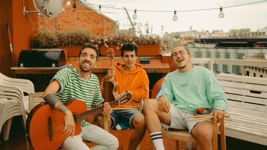 De izquierda a derecha, Rai, Klaus y Guillem en la terraza de su piso situado en L´Eixample (Barcelona).