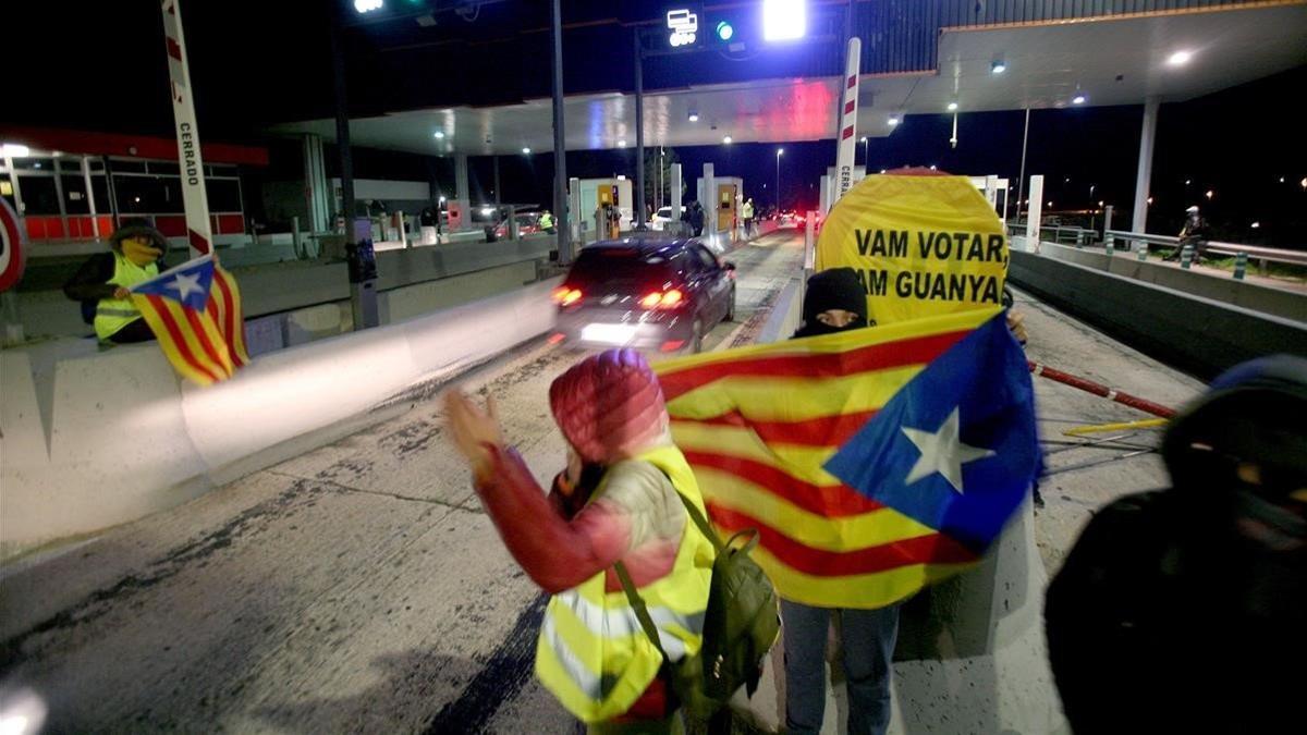 Un grupo de los CDR levantan las barreras en el peaje de la AP-7 en L'Hospitalet de l'Infant.