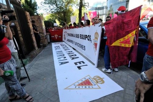 Los aficionados del Real Murcia se concentran ante la sede de la LFP