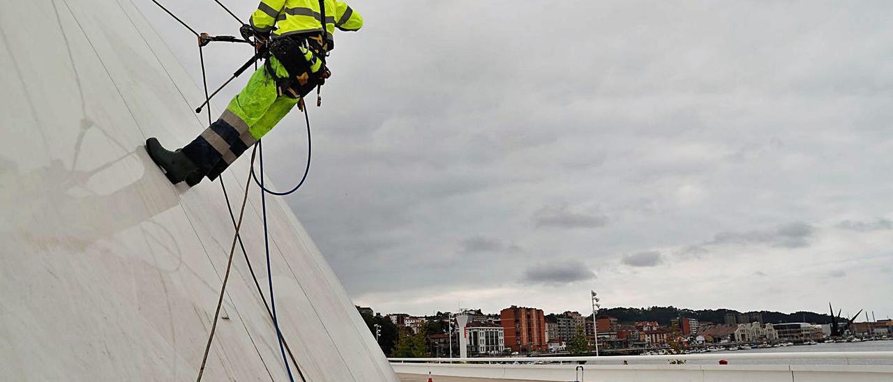 Operarios de limpieza, sobre la cúpula del Niemeyer. | Mara Villamuza