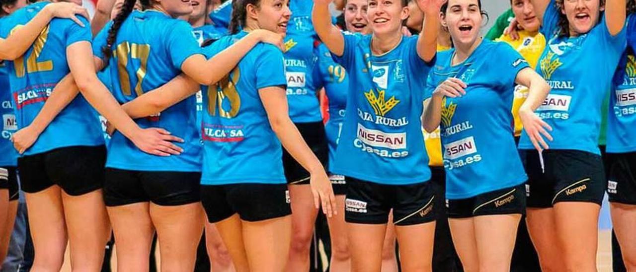 Las jugadoras celebran en la cancha el ascenso.