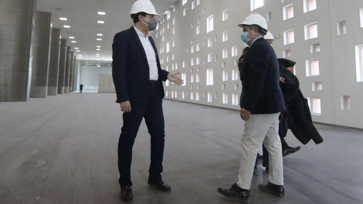 El alcalde, junto a Salvador Fuentes, en el interior del centro de convenciones del Parque Joyero.