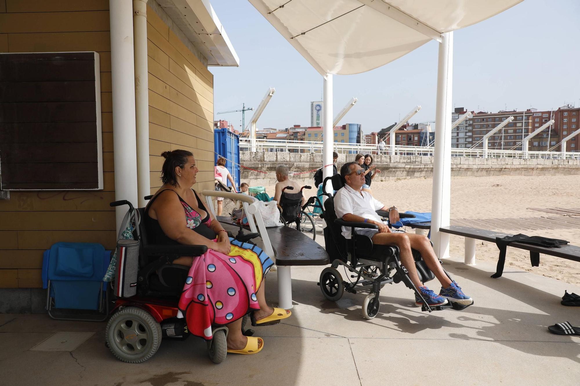 Así funciona el servicio para personas con discapacidad en la playa de Poniente (en imágenes)