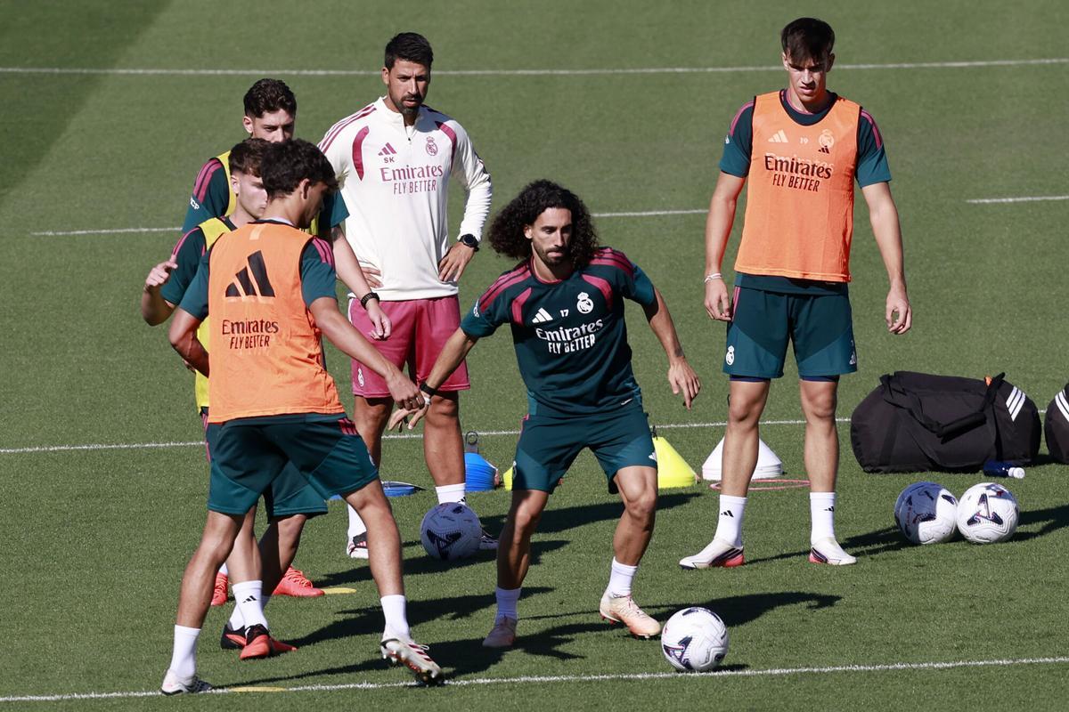 El defensa del Real Madrid Cucurella (c) asiste al entrenamiento del equipo en la ciudad deportiva Valdebebas, Madrid, este sábado, en preparación al partido de LaLiga contra el Málaga, este domingo.