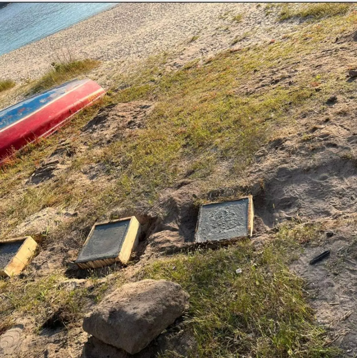 Menduiña frena la instalación de una caseta en las dunas de la playa