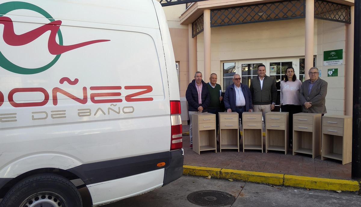 Una furgoneta de la empresa Ordóñez hace entrega de las mesitas de noche.