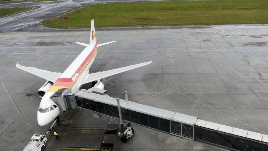 Un avión de Iberia, en la pista del aeropuerto, en una imagen captada desde la torre de control.