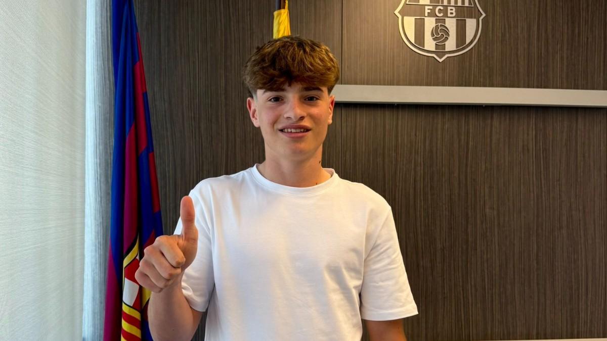 Iu Martínez firmó su primer contrato profesional