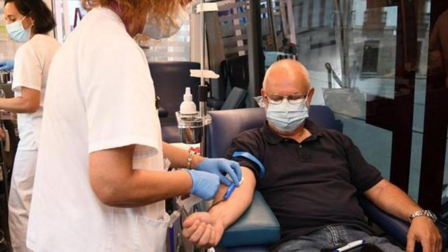 Donación de sangre en una unidad móvil. / GUSTAVO SANTOS