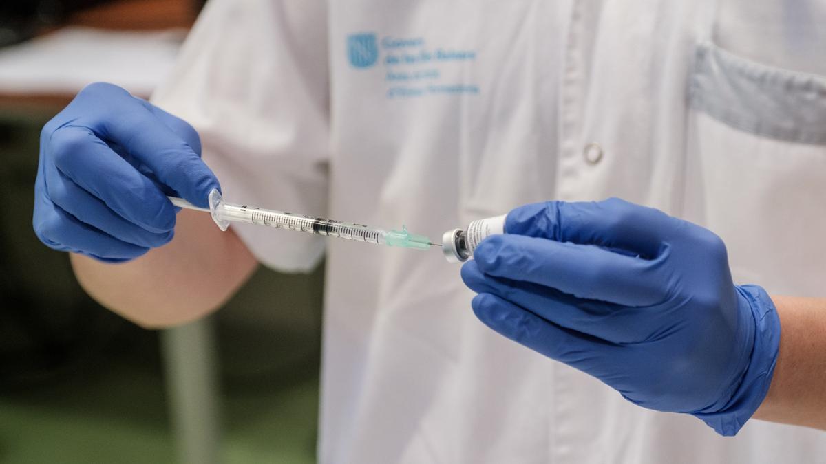 Un sanitario de Ibiza prepara una dosis de la vacuna.