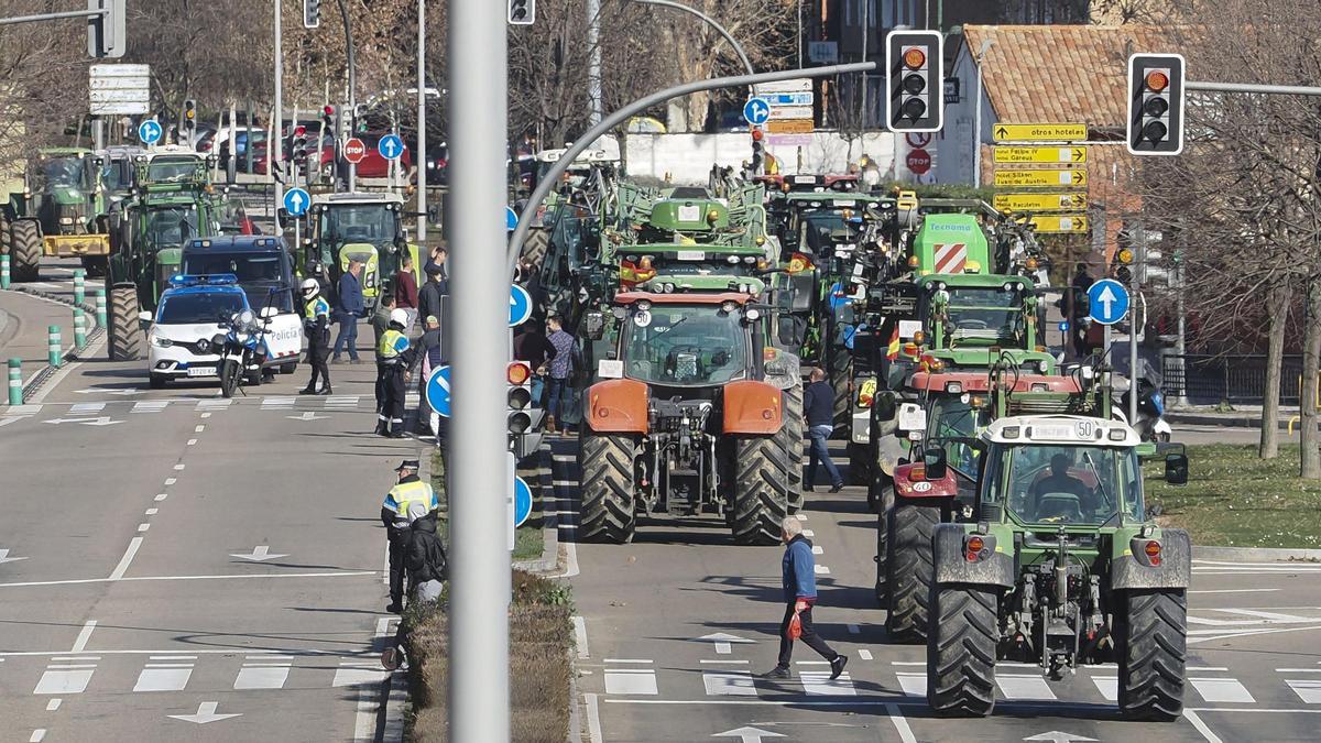 Tractores marchan por carreteras españolas para visibilizar los problemas del campo