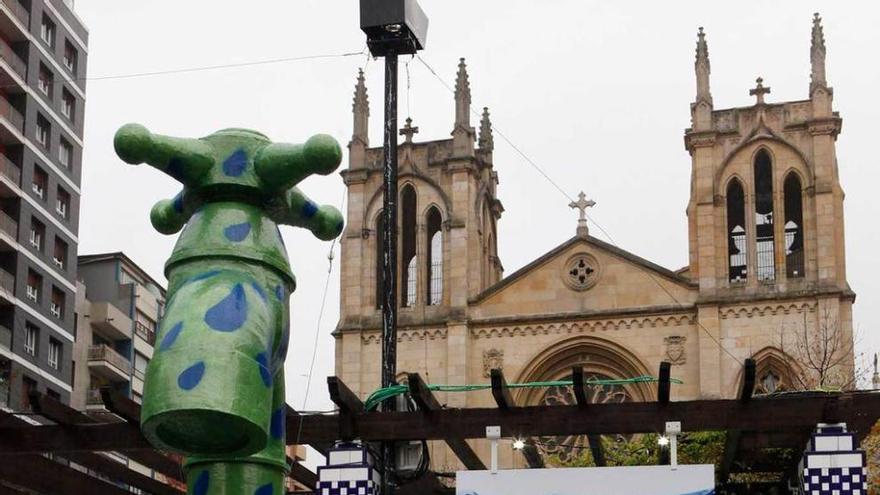 A la izquierda, la escultura de un grifo que preside la exposición. A la derecha, arriba, Esteban Aparicio y Pablo Álvarez Cachero -en el centro- atienden a las explicaciones técnicas. Abajo, los paneles en Los Campinos.