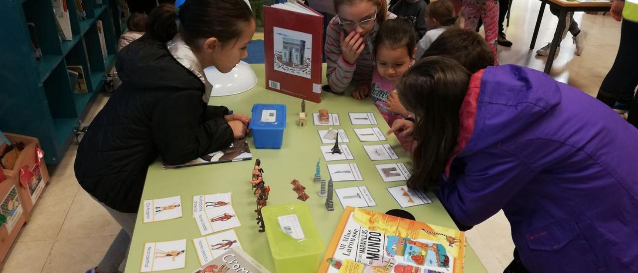 Alumnos del colegio de O Graxal, durante una actividad en la biblioteca del centro.