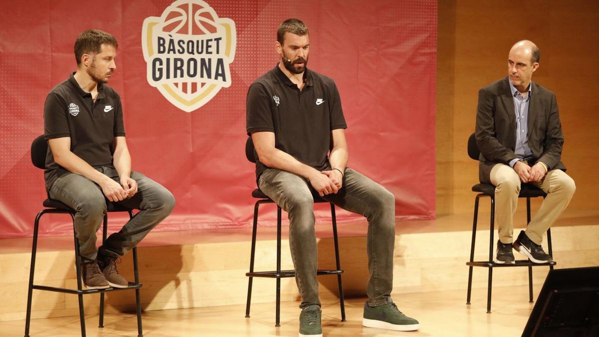 Xevi Gasau, Marc Gasol i Carles Cantó ahir a l’Auditori de Girona. | ANIOL RESCLOSA