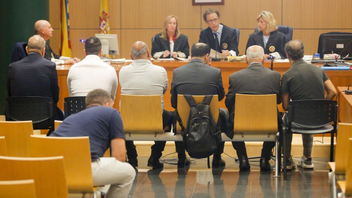 Los cinco acusados durante el juicio celebrado en octubre de 2019 en la Audiencia de Valencia. | EDUARDO RIPOLL