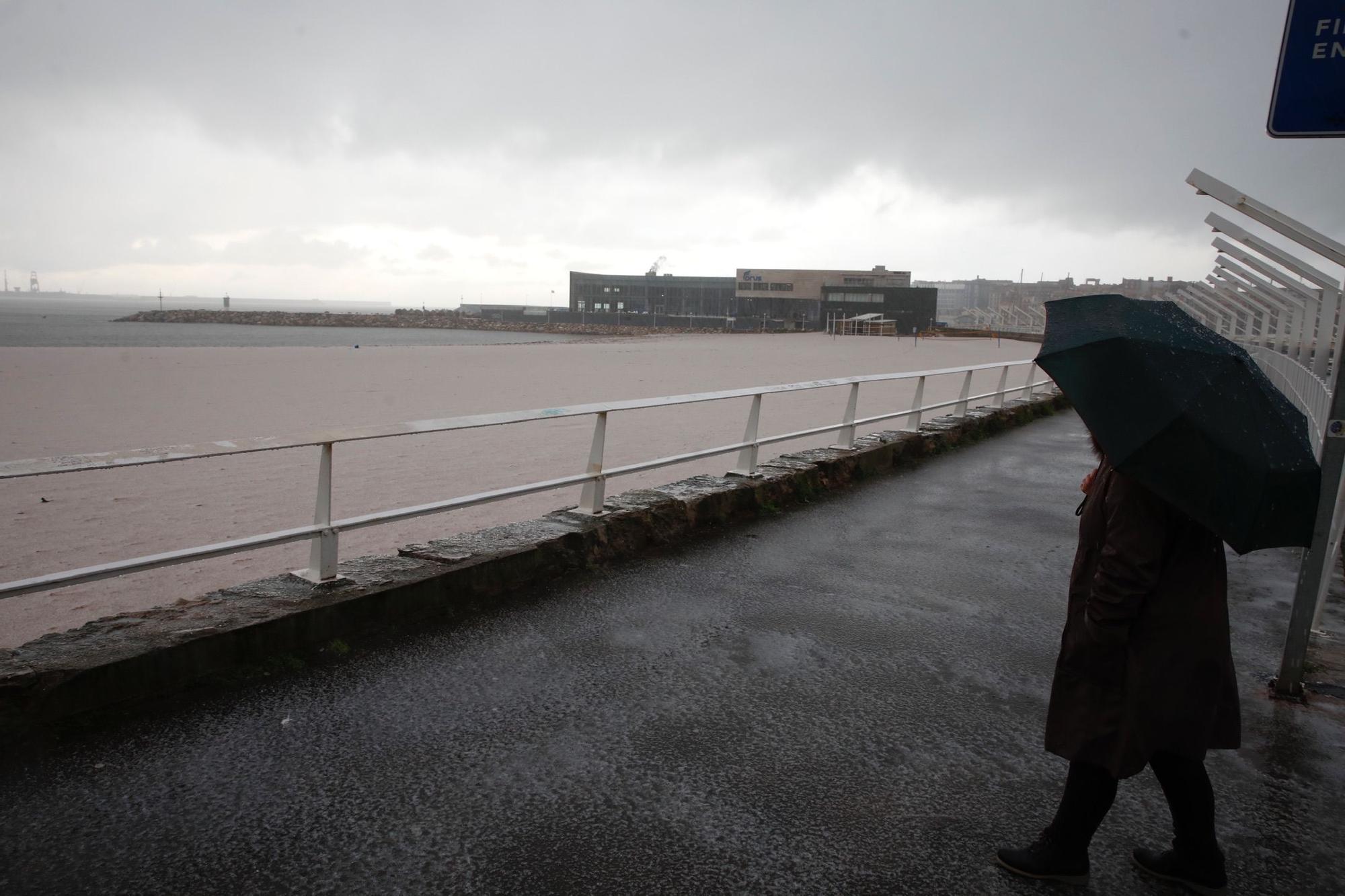 Las imágenes del temporal en Gijón.