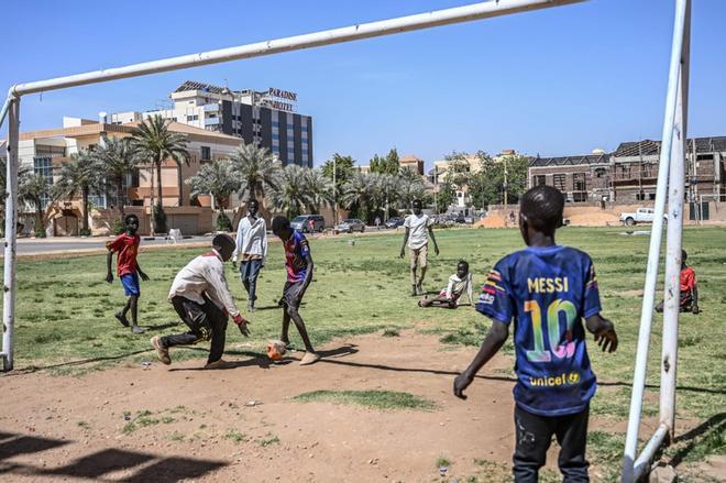 Niños sudaneses juegan al fútbol en la capital Khartoum.