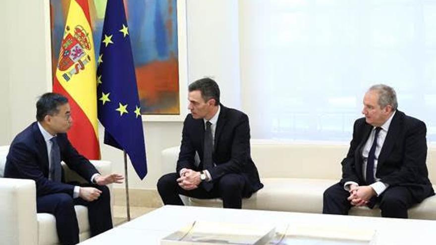 Pedro Sánchez, junto al presidente de Envision Group, Ley Zhang, y el ministro de Industria, Jordi Hereu, en La Moncloa.,