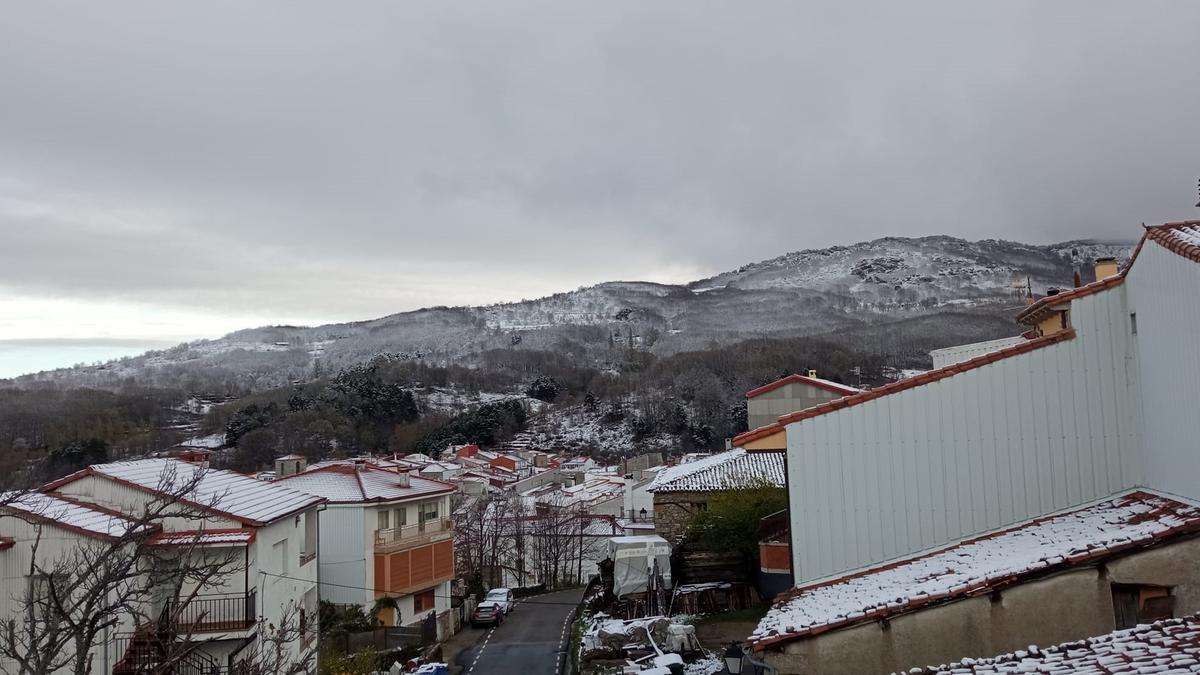 La Garganta amanece cubierta de un fino manto blanco.