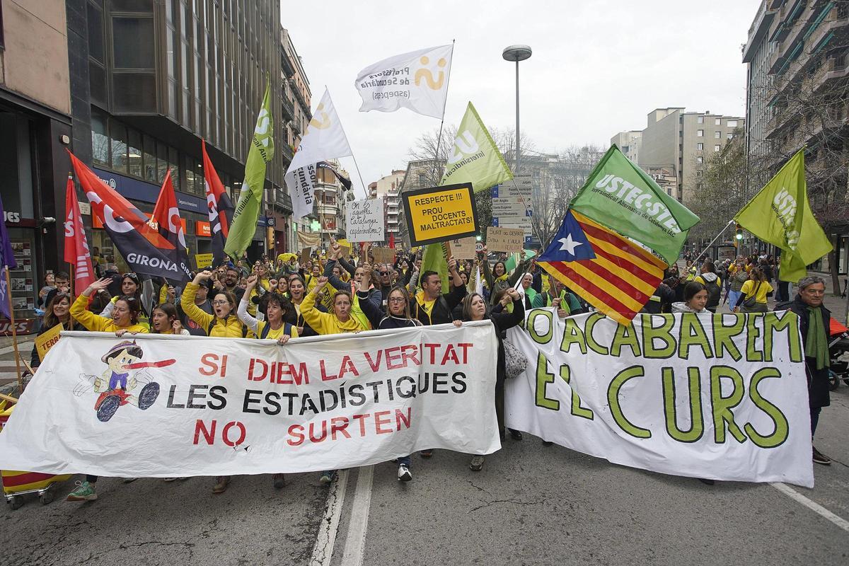 Les imatges de la protesta dels docents davant de la Generalitat a Girona