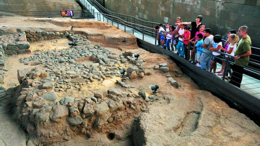 Visita escolar al Parque Arqueológico de la Cueva de Gáldar. | andrés cruz