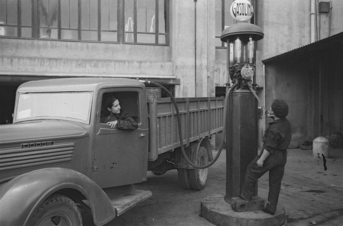 Dos mujeres poniendo gasolina en un camión en Barcelona, en 1937.