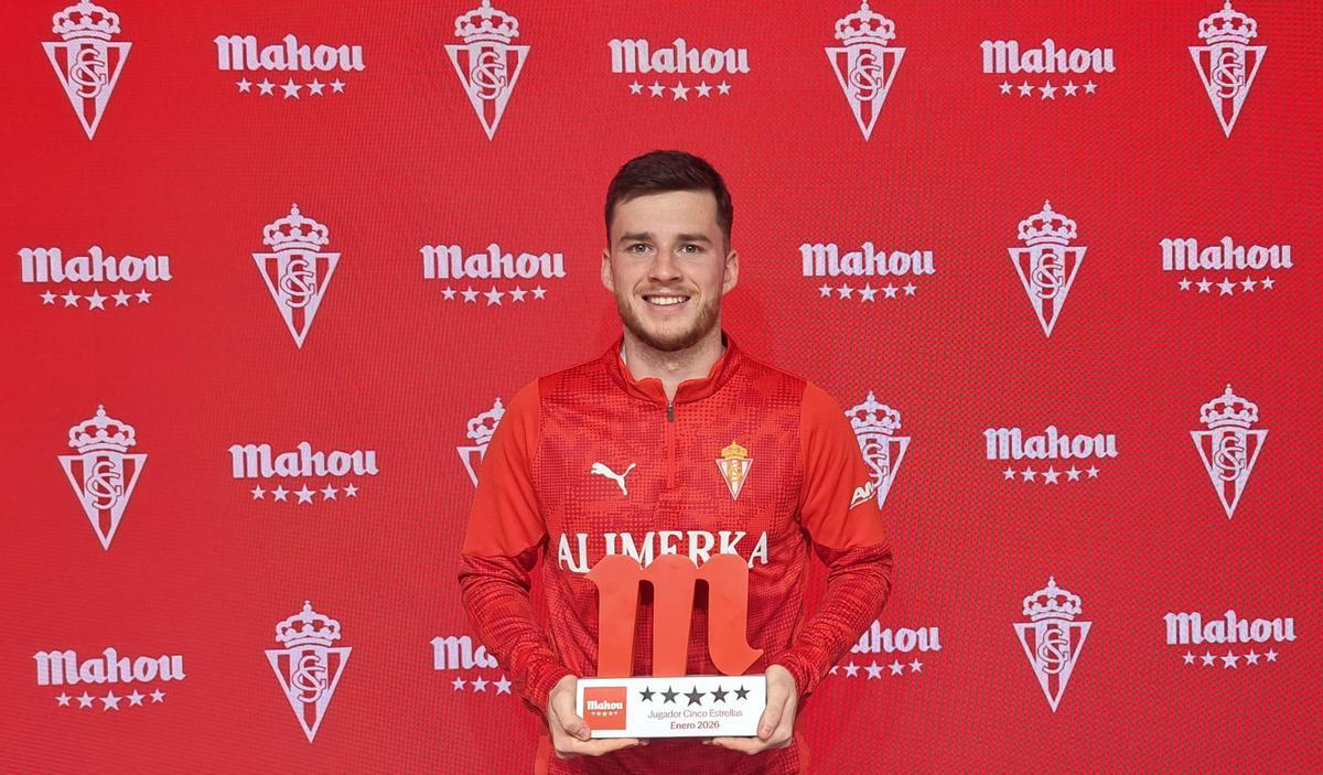 Guille Rosas, con el premio a mejor jugador del Sporting de enero.