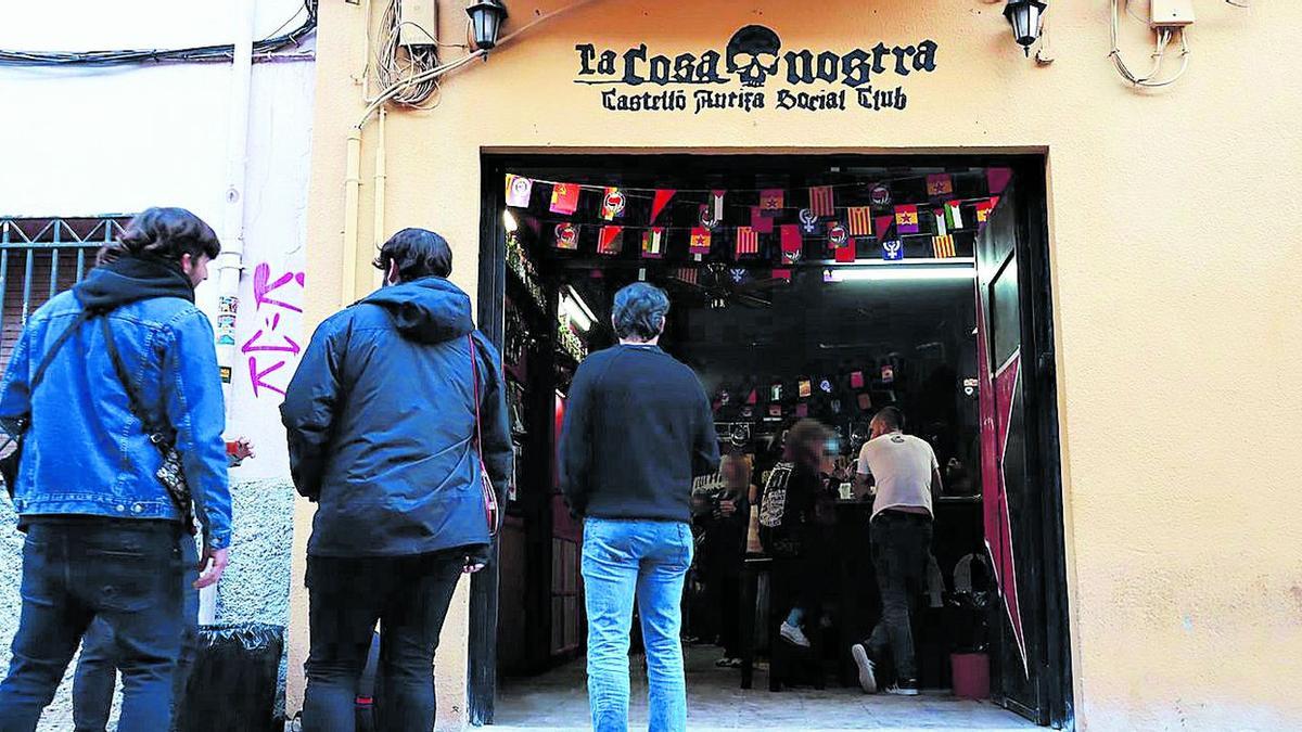 Varios ciudadanos frente a la sede de La Cosa Nostra, ubicada en la calle San Miguel de Castelló.