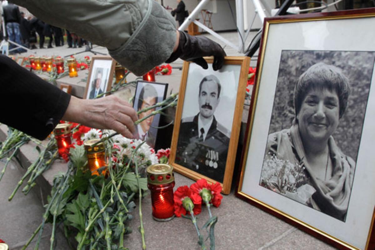 Els familiars dels ostatges morts el 2002 posen espelmes i flors davant del teatre on diversos homes armats txetxens els van retenir i assassinar, a Moscou (Rússia).