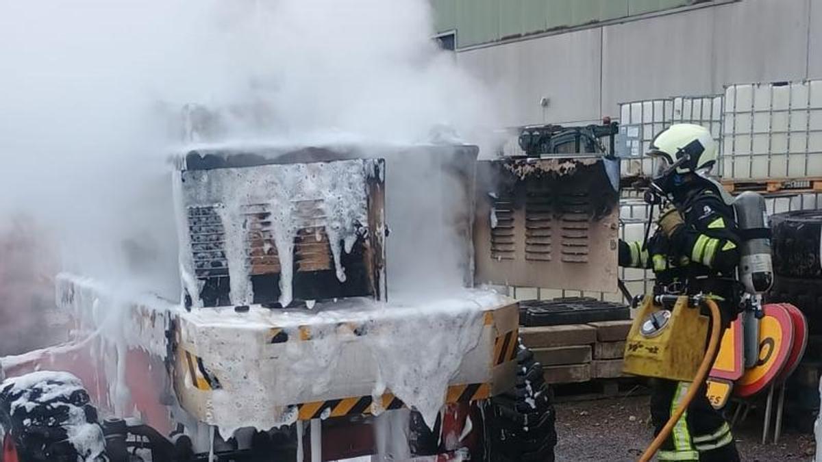 Un bombero en plena extinción del fuego.