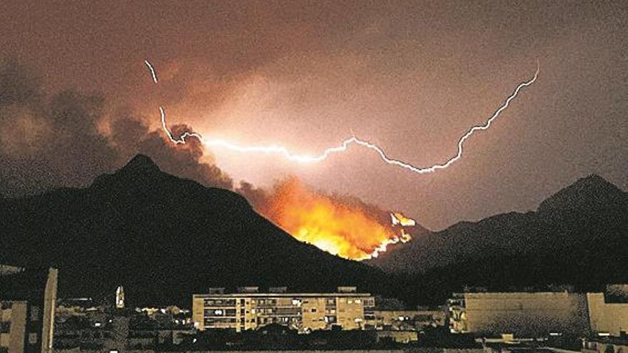 El incendio de Llutxent tiene dos frentes y arrasa 1.500 hectáreas