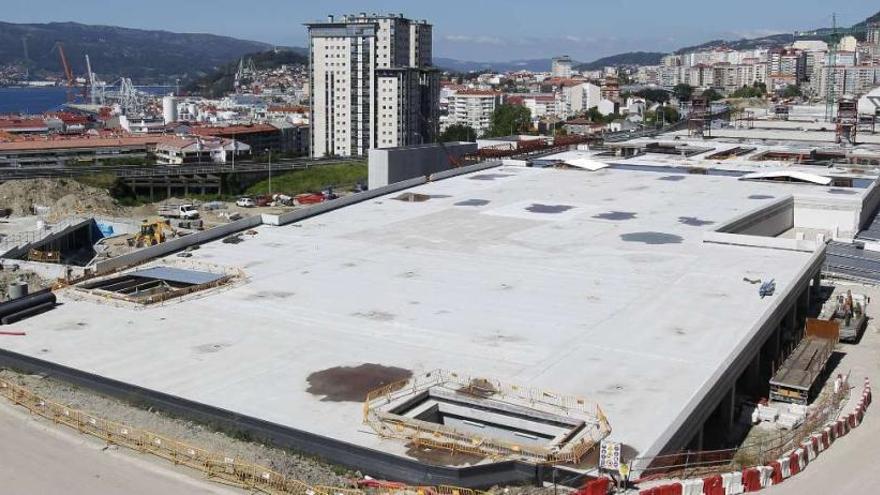 La cubierta del cajón ferroviario del AVE está casi terminada y se levanta ya el edificio provisional.