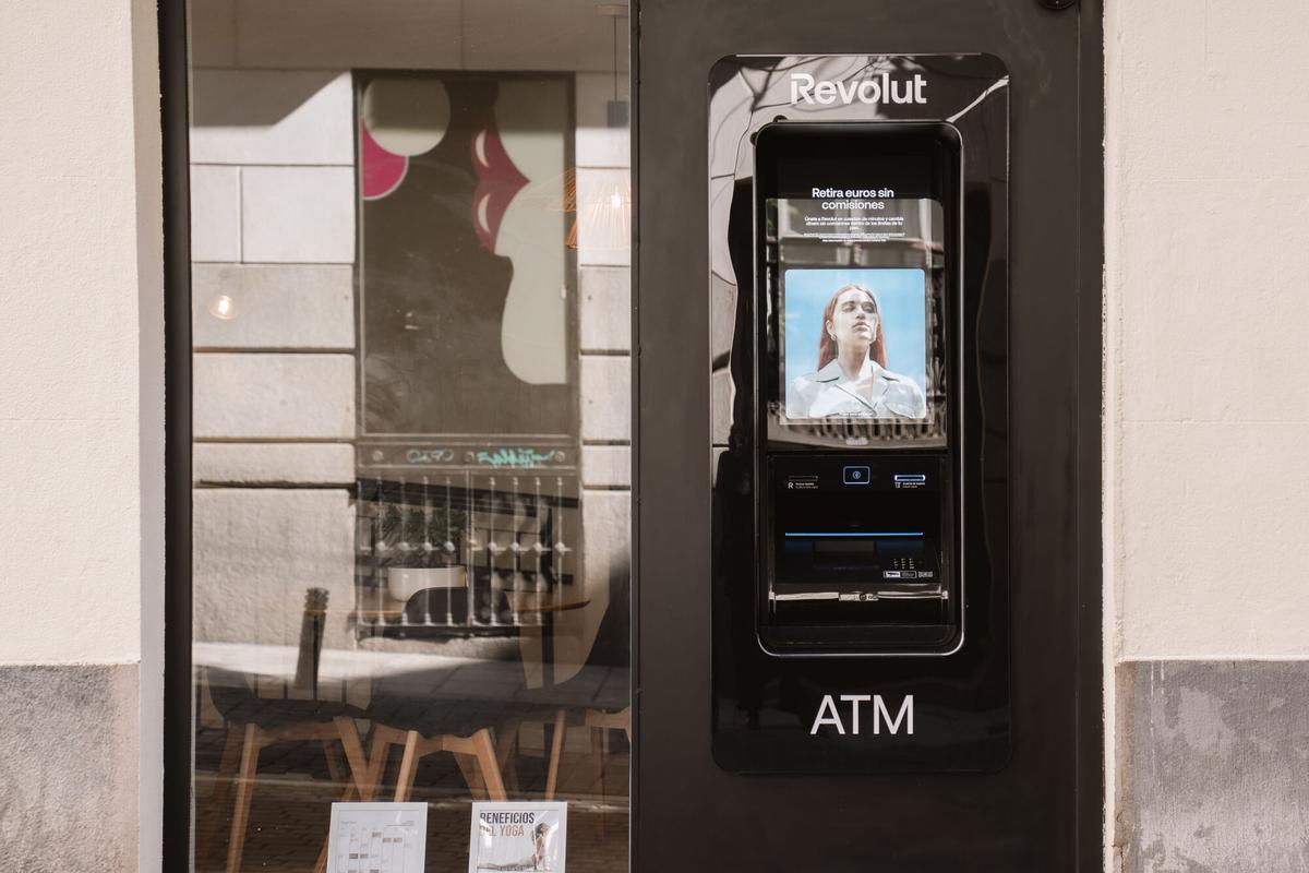 18.02.2026. MADRID. Imágenes de cajeros Revolut en Madrid.  Foto: Alba Vigaray