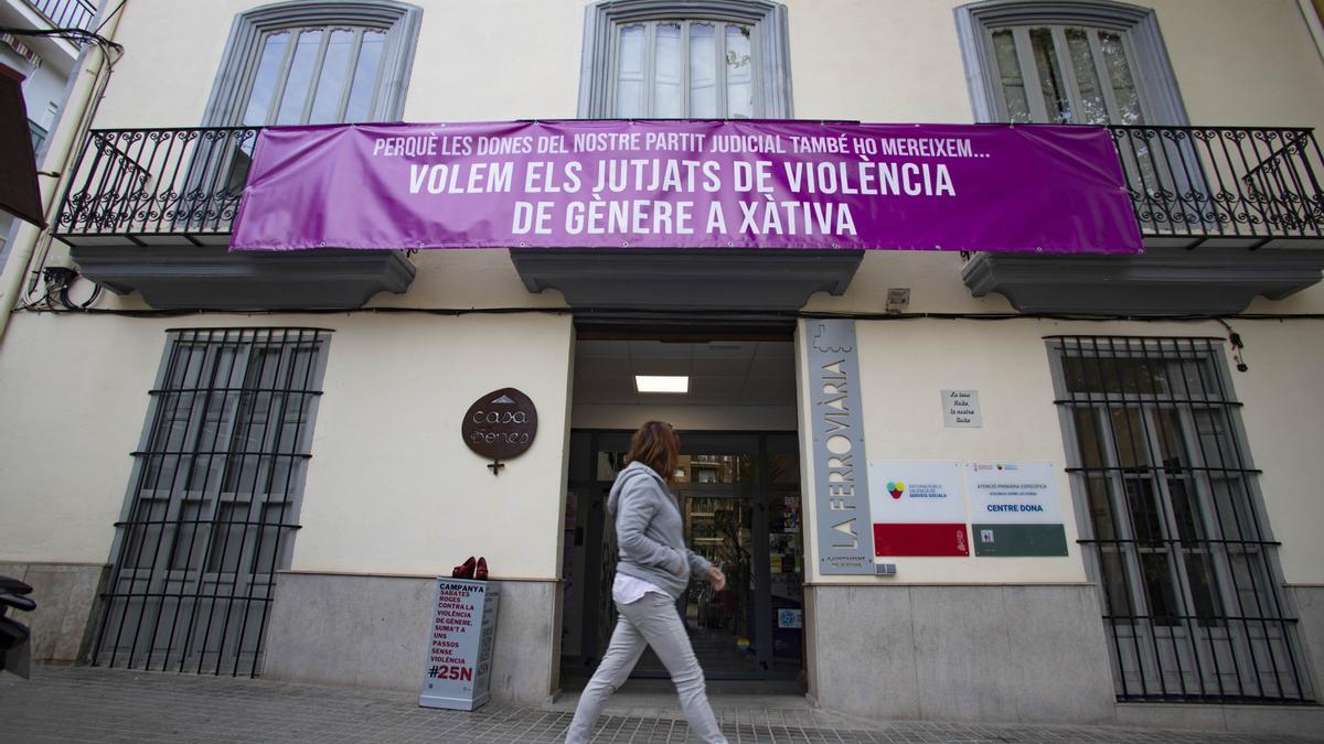 Pancarta en protesta por el traslado de los juzgados de violencia de genero en la Casa de les Dones de Xàtiva.