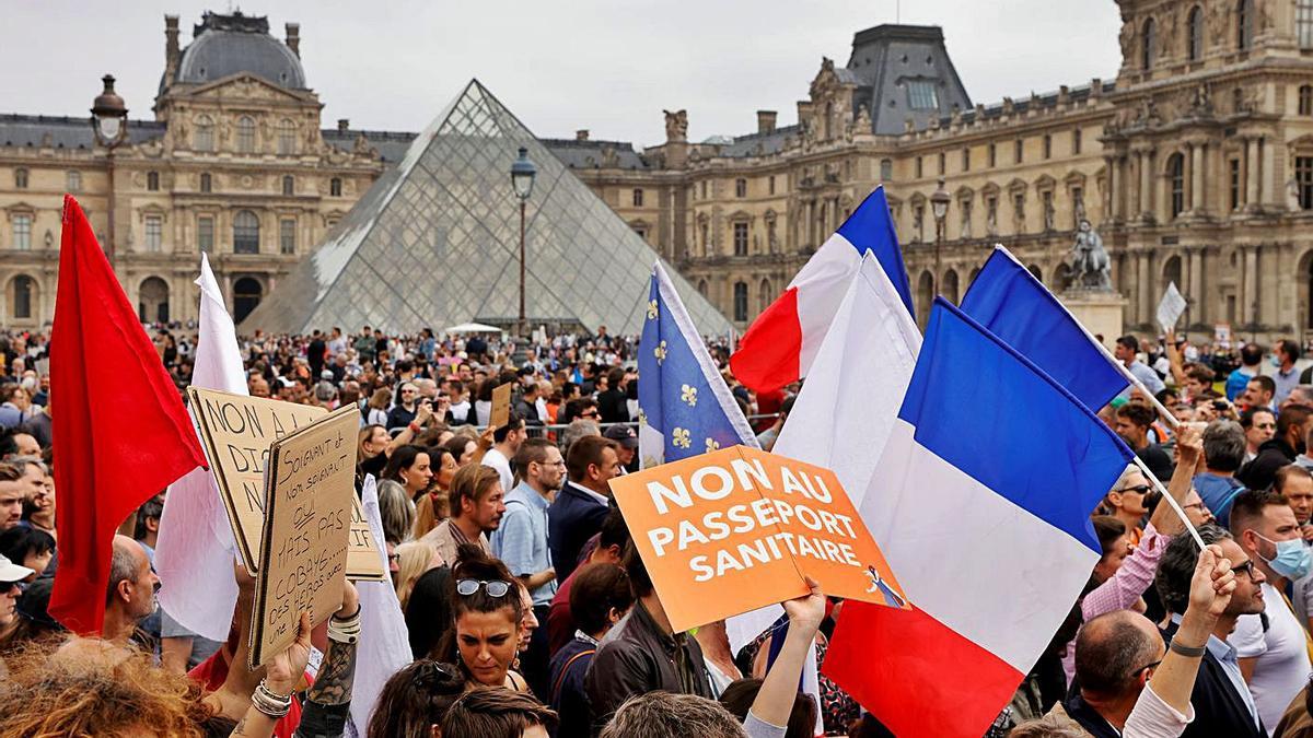 Manifestación contra el pasaporte sanitario, el sábado ante el Museo del Louvre, en París. | // PASCAL ROSSIGNOL