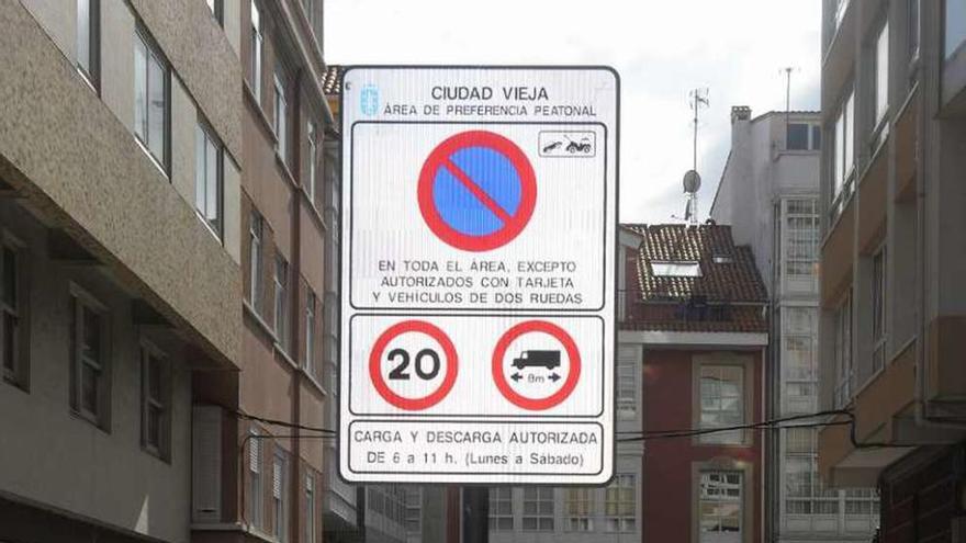 Señalización que prohíbe aparcar en la Ciudad Vieja.