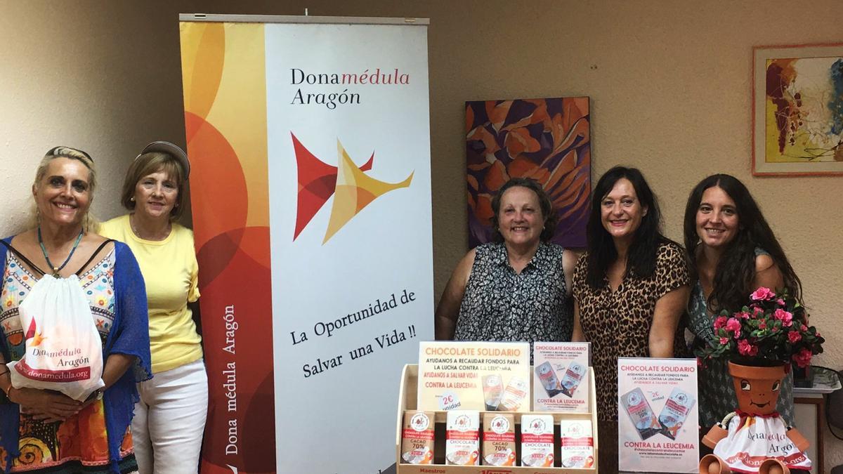 Miembros de Dona Médula Aragón presentan el proyecto &#039;Chocolate solidario contra la leucemia&#039;.