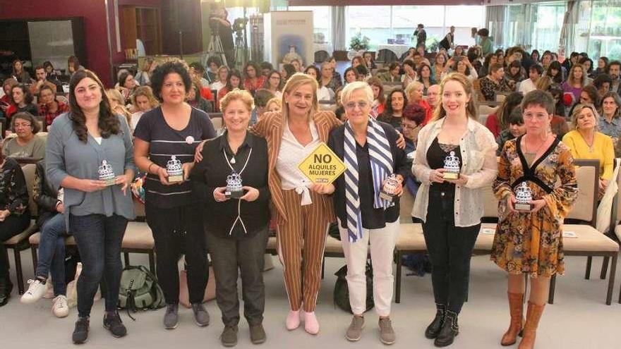 La presidenta provincial con ponentes, presentadoras y participantes de la jornada de análisis. // FdV