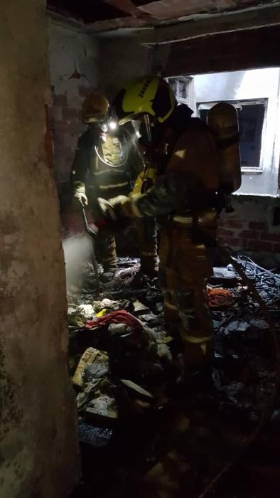 Cien vecinos desalojados por un incendio en una casa de Calp