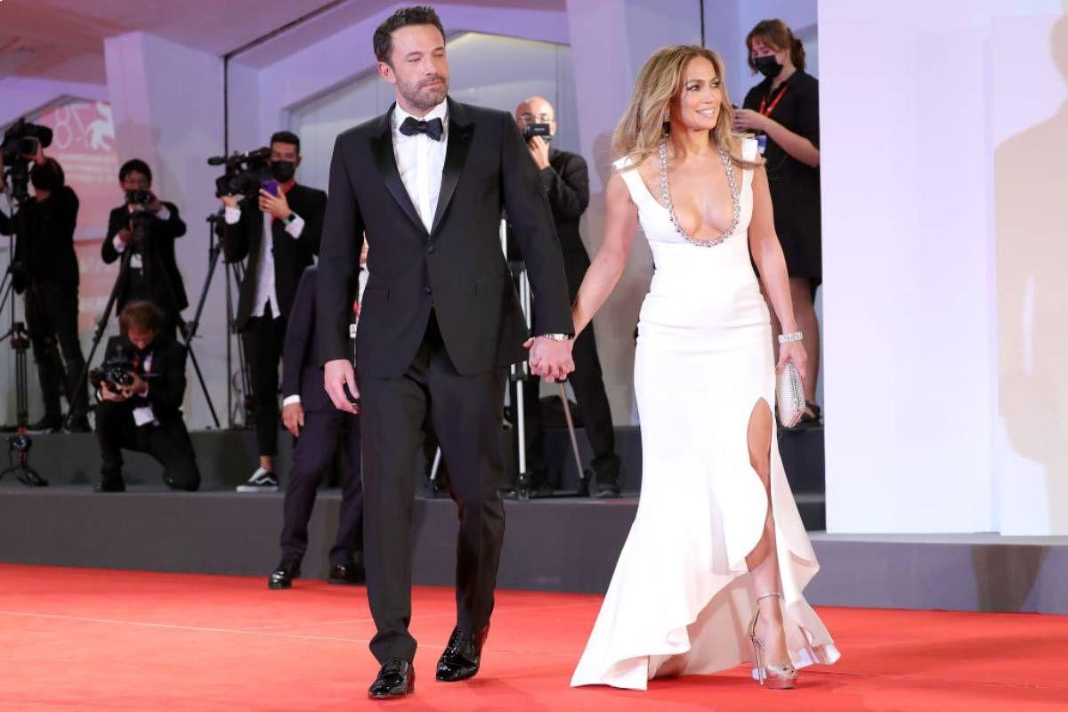 Ben Affleck y Jennifer Lopez de la mano a su llegada a la alfombra roja en Venecia