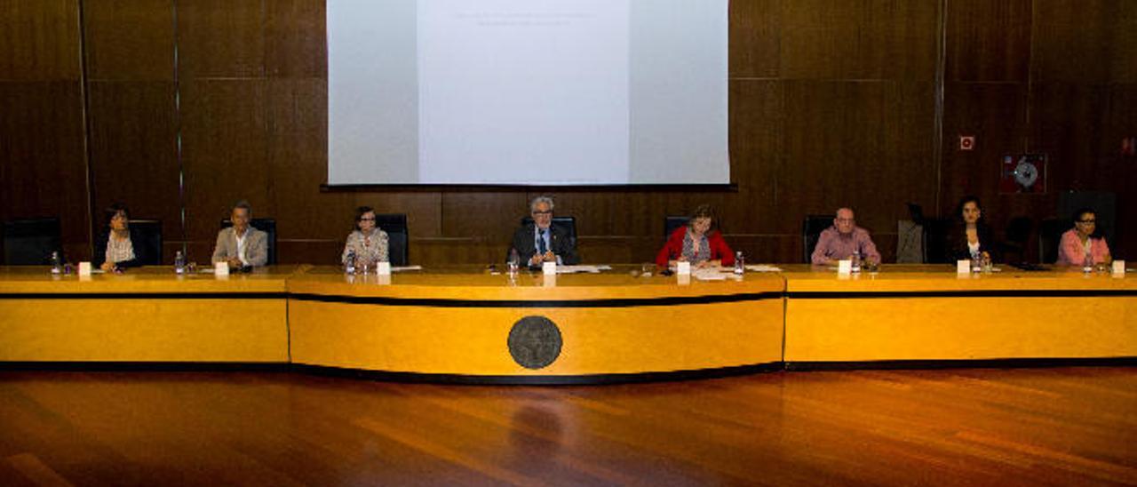 Representantes del Claustro Universitario durante la votación de la reforma de los estatutos, ayer, en el Paraninfo de la ULPGC.