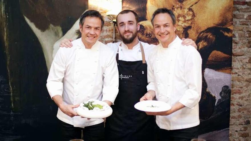 Javier y Sergio Torres con el también cocinero Damián González, en Madrid.