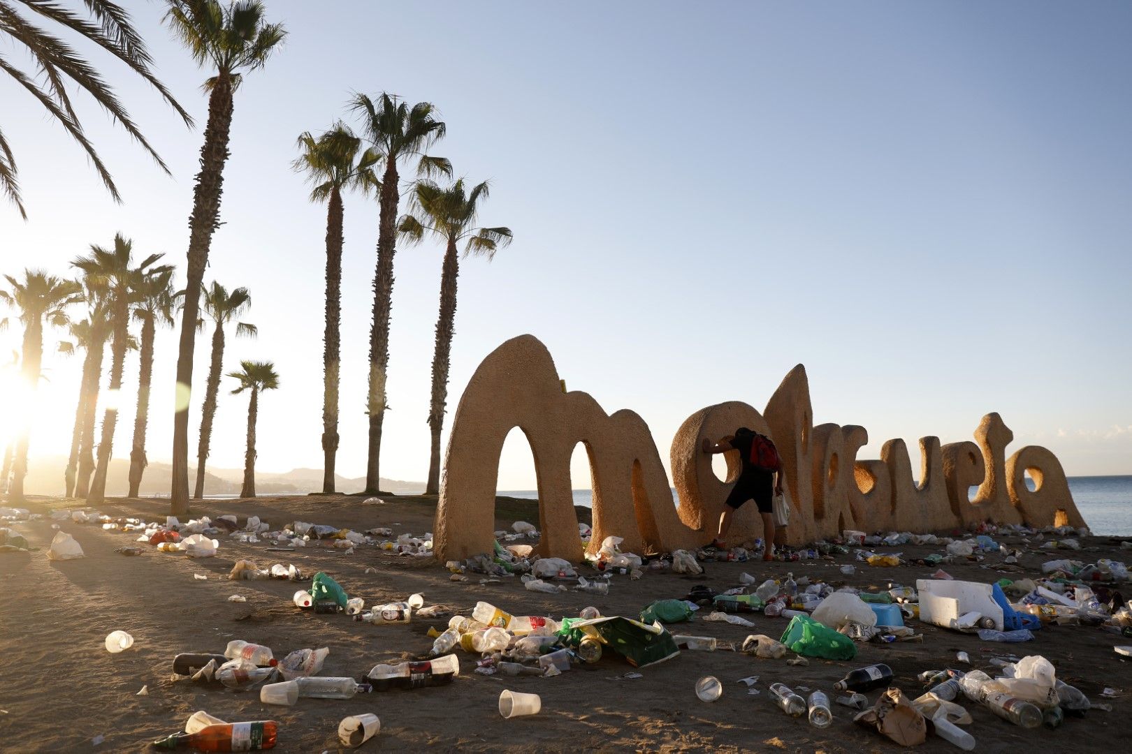 Limpieza en las playas de Málaga tras la noche de San Juan