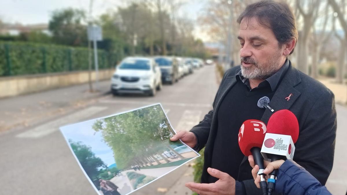 El portaveu d’ERC – Som Banyoles, Jaume Butinyà, mostrant la proposta de reordenació del front d’estany.