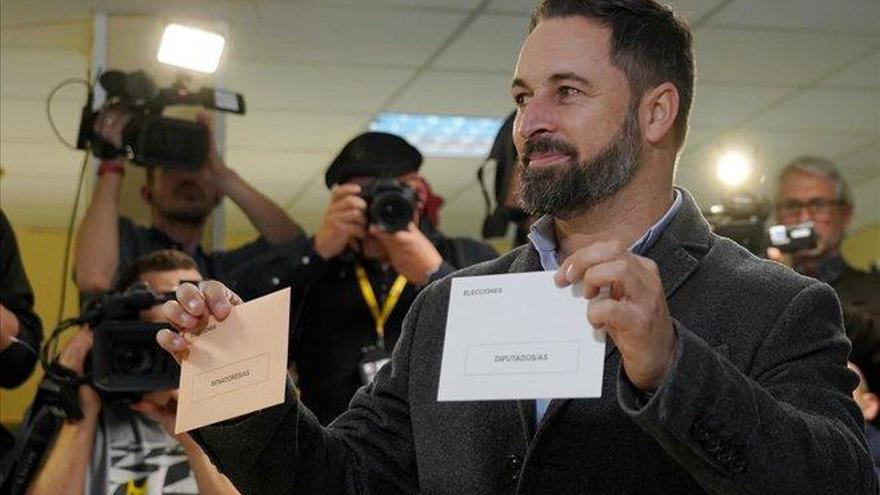 Abascal se conjura contra &quot;las leyes liberticidas&quot; y las autonomías tras doblar sus escaños