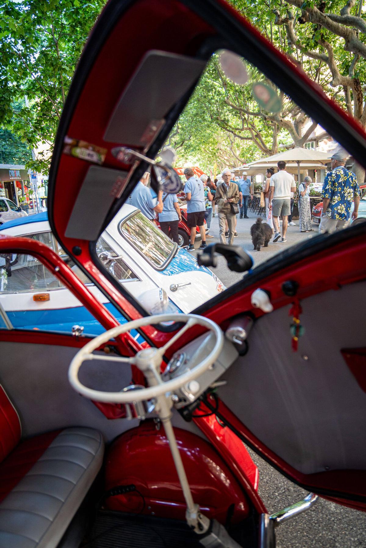 Una setantena de microcotxes envaeixen el passeig de Pere III de Manresa
